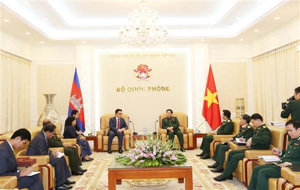 Министр обороны СРВ принял посла Камбоджи - ảnh 1